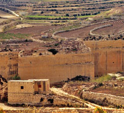 Close-up showing the site, disused quarries and construction related to their mineral extraction.